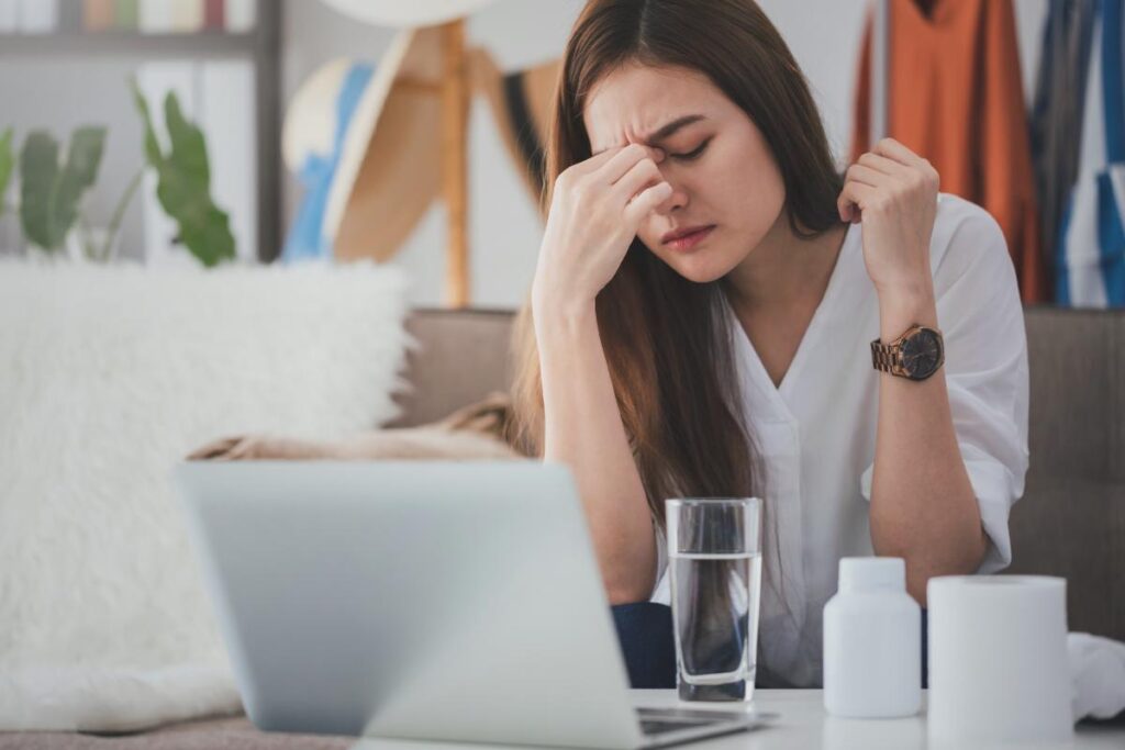 Woman struggles to focus at the office, as she tries to cope with the effects of trauma on the brain